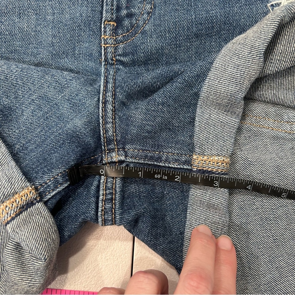 Old Navy Women’s Medium Wash Distressed Rolled Hem
Hi-Rise Denim Shorts Size 8 - Picture 7 of 7